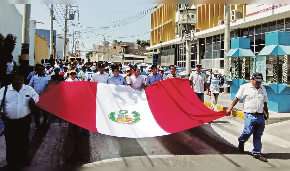 INDIGNADOS. Pescadores marcharon en contra de decreto.
