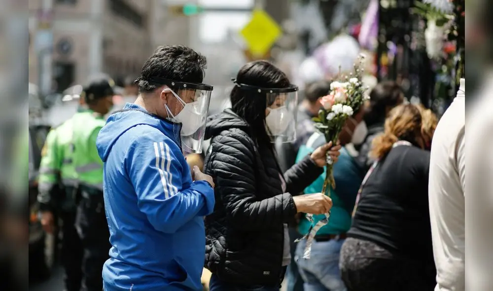 Fieles no se quieren perder la tradicional costumbre de asistir a la misa en homenaje al Cristo de Pachacamilla. Fotos: Antonio Melgarejo - La República Fieles no se quieren perder la tradicional costumbre de asistir a la misa en homenaje al Cristo de Pachacamilla. Fotos: Antonio Melgarejo - La República