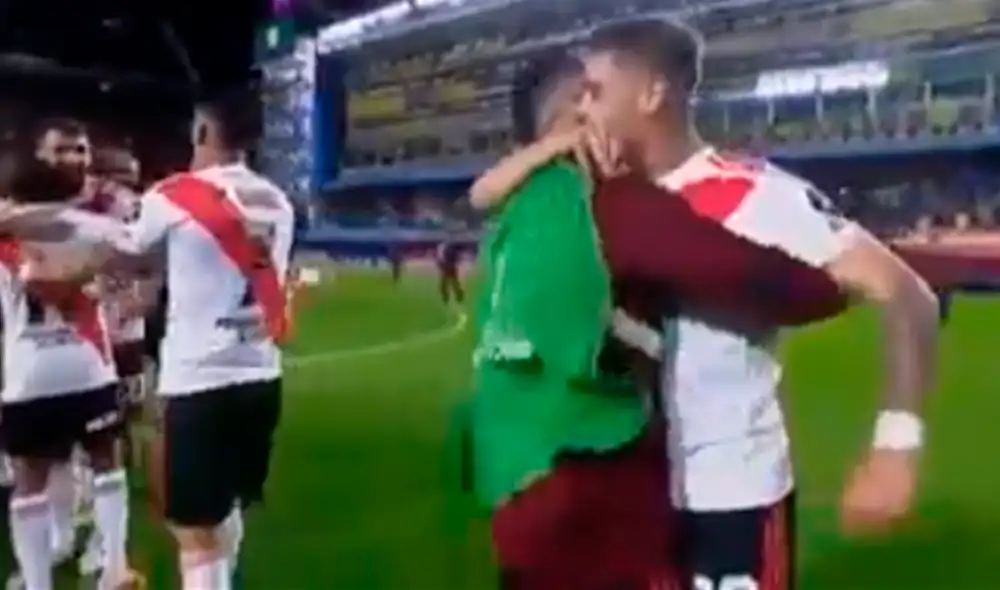 Un miembro de seguridad ingresó al campo de La Bombonera para celebrar la victoria de River Plate. Un miembro de seguridad ingresó al campo de La Bombonera para celebrar la victoria de River Plate.