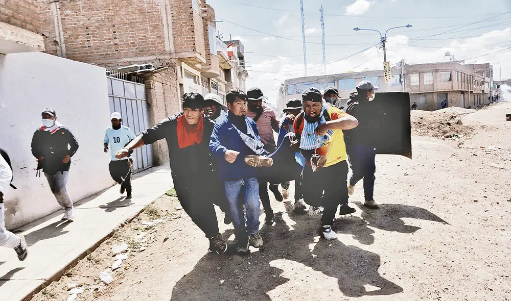 Un grupo de desesperados manifestantes llevan a un herido en busca de atención. Juliaca fue ayer un polvorín. La mayoría de los heridos recibieron impactos de balas y perdigones. Foto: Foto: Liubomir Fernández/ URPI - LR Un grupo de desesperados manifestantes llevan a un herido en busca de atención. Juliaca fue ayer un polvorín. La mayoría de los heridos recibieron impactos de balas y perdigones. Foto: Foto: Liubomir Fernández/ URPI - LR