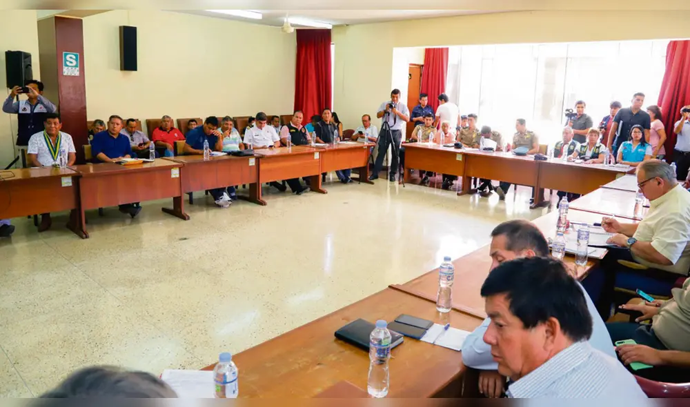 Diálogo. Autoridades de Chimbote y comerciantes del mercado El Progreso respaldaron anuncio del alcalde Roberto Briceño.