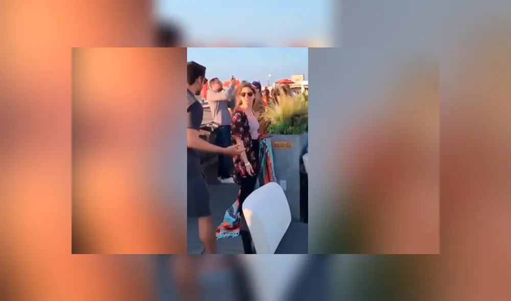 Facebook viral: joven coloca falso tomacorriente en evento público y trolea a decenas de turistas Facebook viral: joven coloca falso tomacorriente en evento público y trolea a decenas de turistas