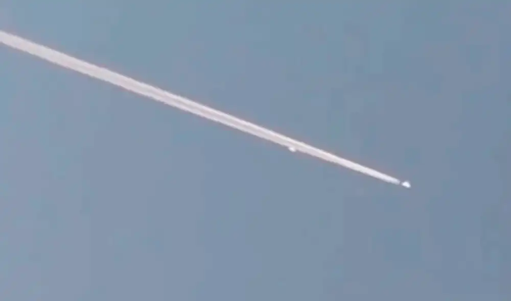 Vía YouTube: Preciso instante en que 'OVNI' persigue a un avión militar [VIDEO]