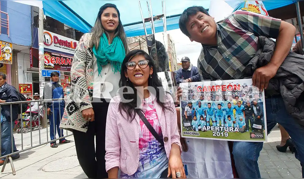 Familias y amigos llegaron en cantidad al parque Pino para tomarse una foto con la copa. Familias y amigos llegaron en cantidad al parque Pino para tomarse una foto con la copa.