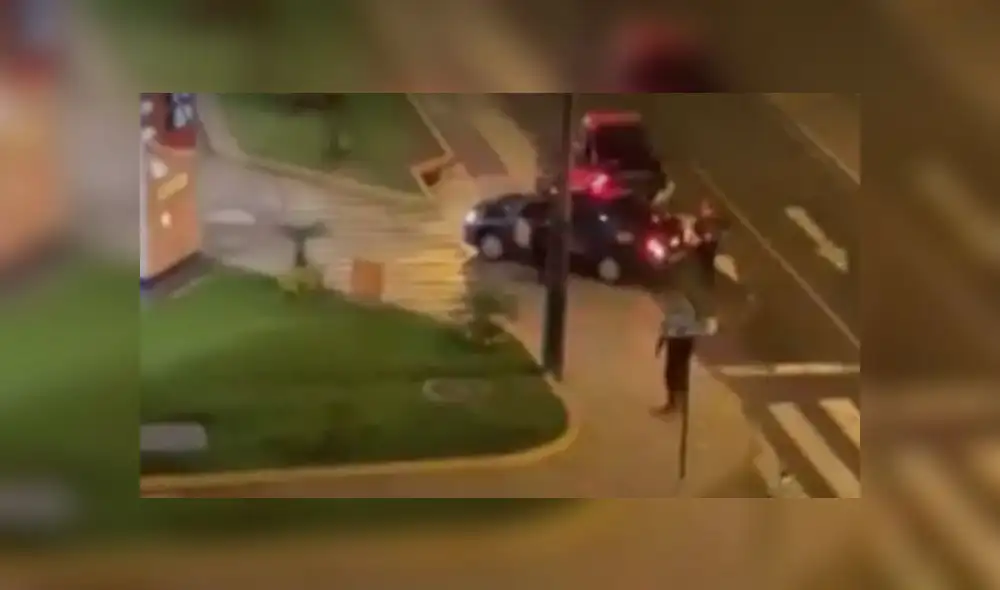 Policías no pudieron intervenir al sujeto porque este no les abrió la puerta. (Foto: Captura de video / América Noticias) Policías no pudieron intervenir al sujeto porque este no les abrió la puerta. (Foto: Captura de video / América Noticias)