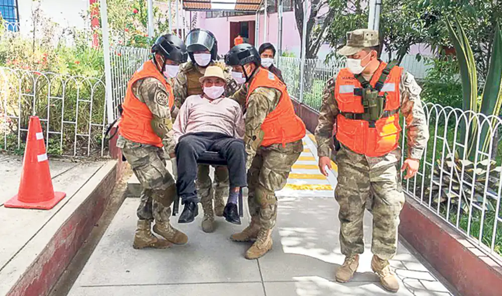 Auxilio. En Cajamarca se da atención casa por casa. Auxilio. En Cajamarca se da atención casa por casa.