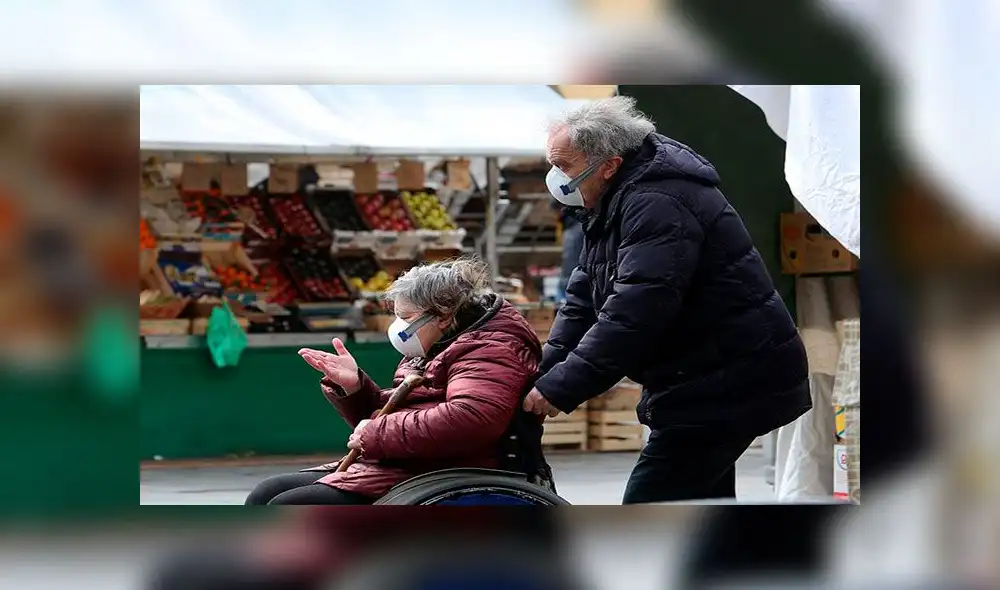 Una pareja en Padua, Italia. Reportan que las personas mayores de 60 años son relegados en los centros de salud. Foto: EFE