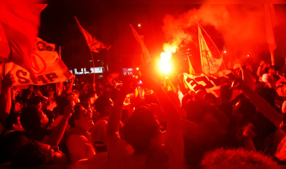 Hinchas cremas realizaron caravana antes de enfrentar a Sport Rosario [VIDEO]