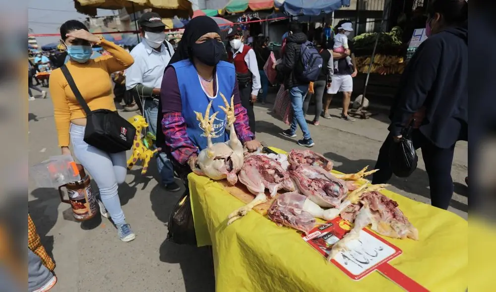Comerciantes ambulantes se aglomeran afuera de hospital de San Juan de Lurigancho. Créditos: Jorge Cerdán / La República.