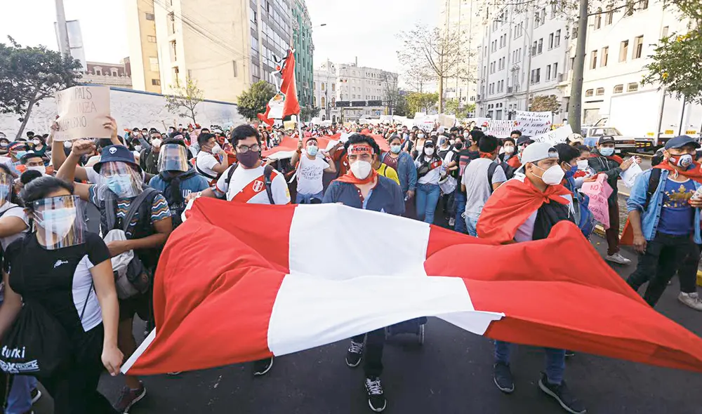 Símbolos. De universidades, institutos, colegios y colectivos libres, se organizaron para unir fuerzas, La bandera nacional es un símbolo que acompaña las movilizaciones para ratificar compromiso con el país. Foto: Oswald Charca/La República