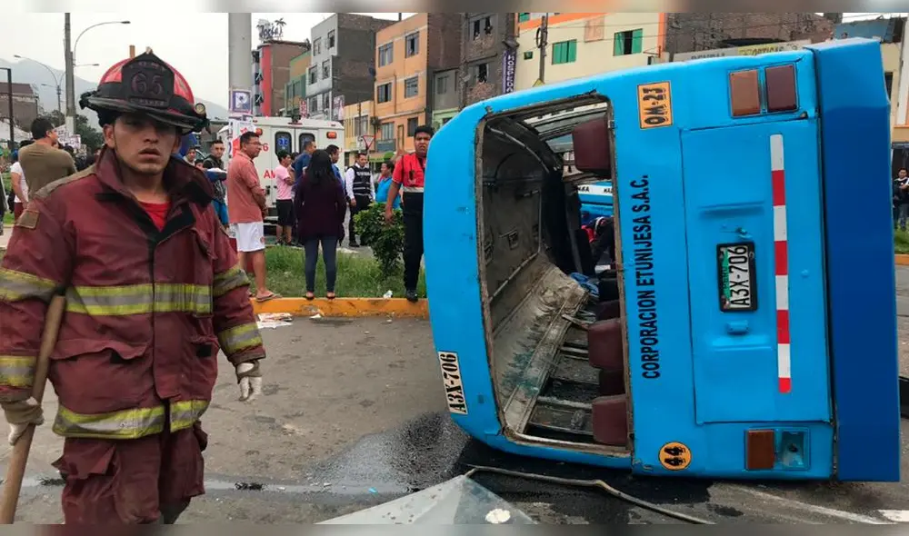 La cúster que cubre la ruta Callao-Callao llevó la peor parte tras volcarse y sus pasajeros resultar heridos. (Foto: Carlos Contreras / La República) La cúster que cubre la ruta Callao-Callao llevó la peor parte tras volcarse y sus pasajeros resultar heridos. (Foto: Carlos Contreras / La República)
