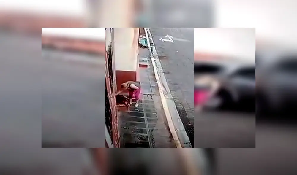 En Facebook, una señora se bajó de su auto para salvar la vida de un indefenso perro que tenía heridas en el cuerpo. En Facebook, una señora se bajó de su auto para salvar la vida de un indefenso perro que tenía heridas en el cuerpo.