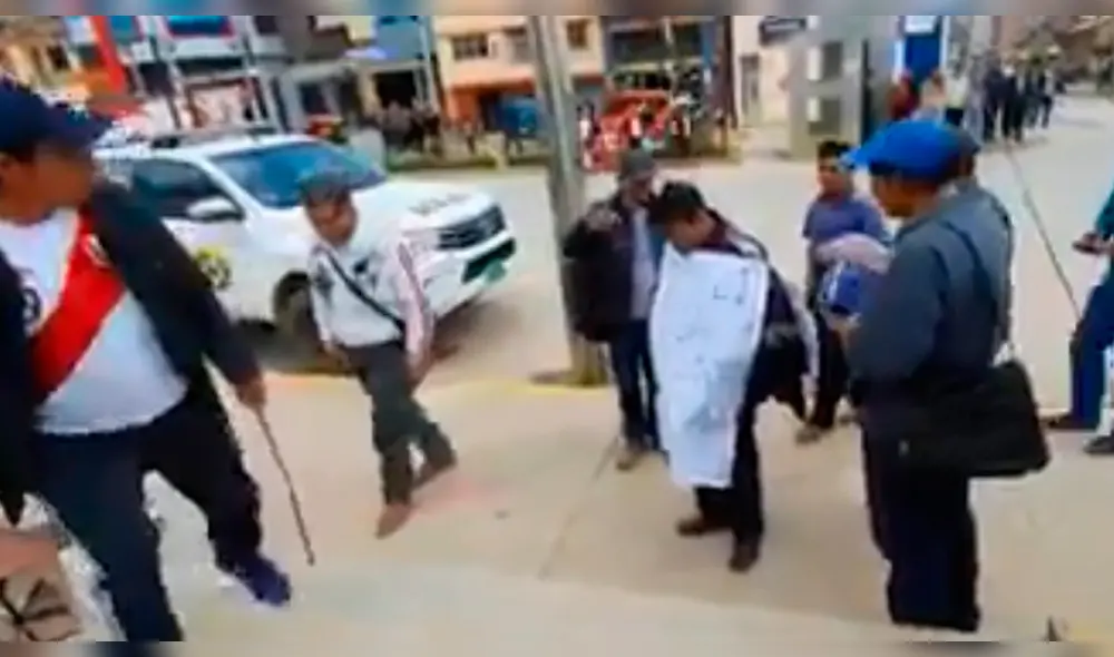 Población paseó a sujeto por principales calles de la ciudad. Población paseó a sujeto por principales calles de la ciudad.