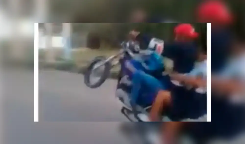 Vía Facebook: hace peligrosa maniobra con su moto para sorprender a su pareja y todo terminal mal [VIDEO]