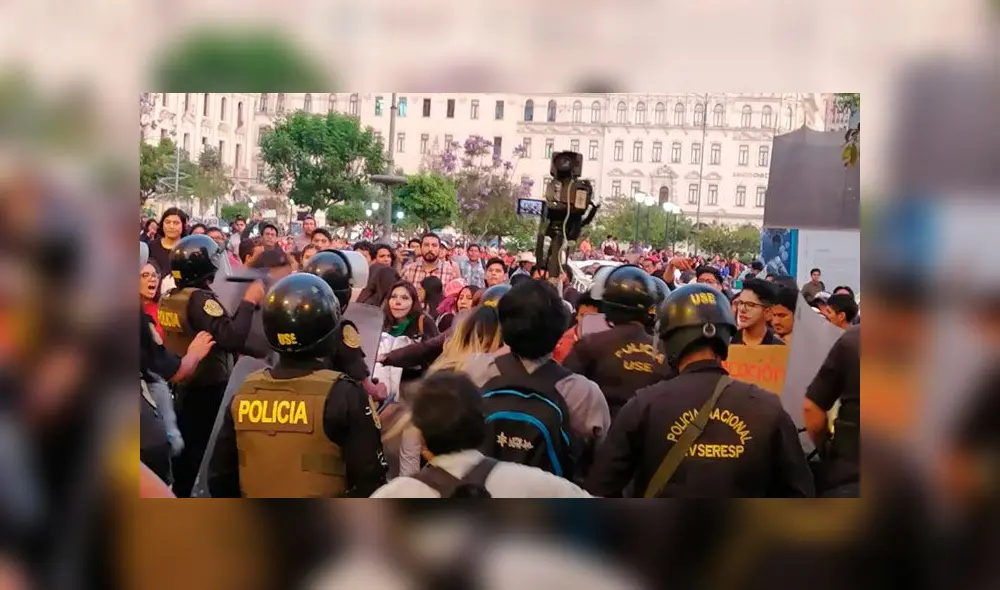 Metropolitano: PNP dispersa a escolares que protestaban para que pasaje retorne a 50 céntimos [FOTOS y VIDEO]