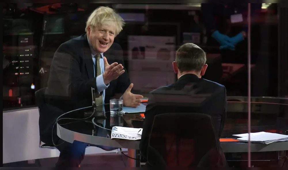 El primer ministro, Boris Johnson, habló sobre el avance de la pandemia en Reino Unido en el programa de de Andrew Marr en los estudios de la BBC en Londres. Foto: EFE