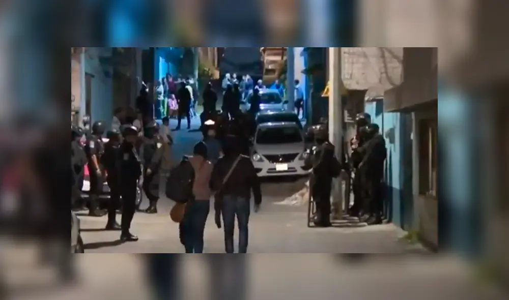 El cateo al domicilio inició pasada las 20.30 hrs. (Foto: ADN40) El cateo al domicilio inició pasada las 20.30 hrs. (Foto: ADN40)