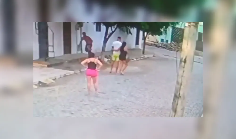 La enfurecida esposa buscó al hombre por todos lados, hasta que él cometió un error y su ella lo encontró. Foto: captura La enfurecida esposa buscó al hombre por todos lados, hasta que él cometió un error y su ella lo encontró. Foto: captura