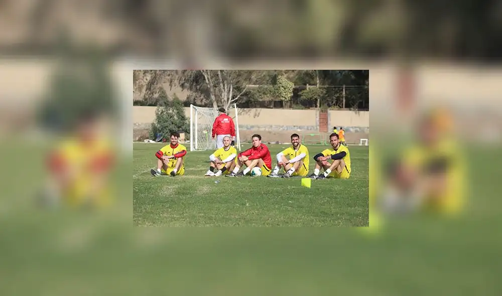 Ugarriza está en el medio de sus nuevos compañeros de equipo en Cienciano