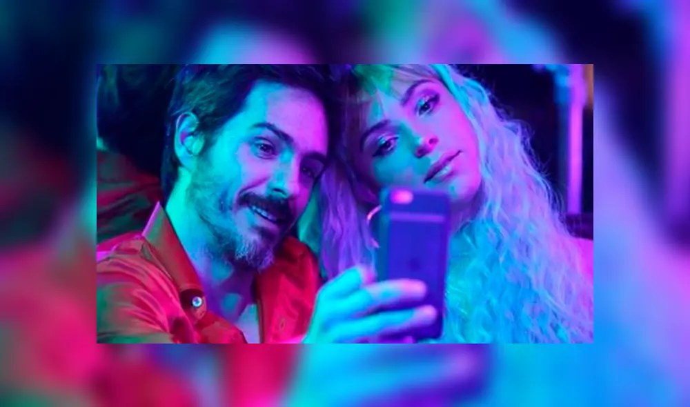 Mauricio Ochmann junto a Paulina Dávila durante el rodaje de la serie R. Foto: Instagram