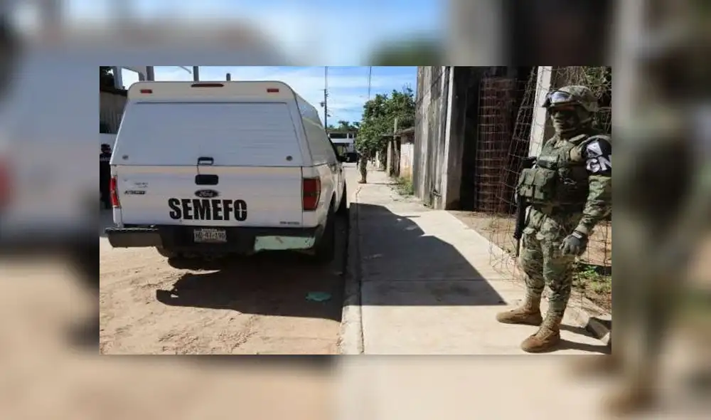 Los peritos se acercaron al domicilio para llevarse los cuerpos de las tres víctimas. (Foto: El Heraldo de México)