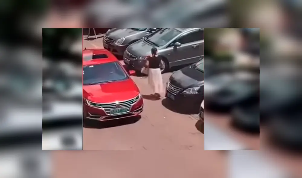 Vía YouTube. La mujer hizo lo impensado cuando se percató de que había solo un pequeño espacio para estacionar su auto
