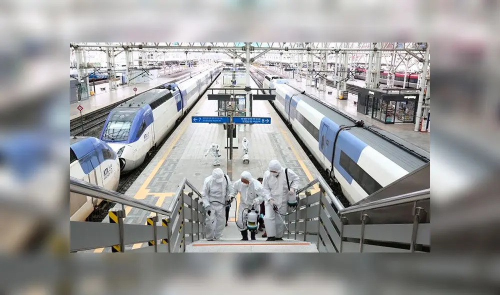 El martes varios trabajadores desinfectaron cada espacio de una estación de tren de Seúl (Corea del Sur). Foto: EFE El martes varios trabajadores desinfectaron cada espacio de una estación de tren de Seúl (Corea del Sur). Foto: EFE