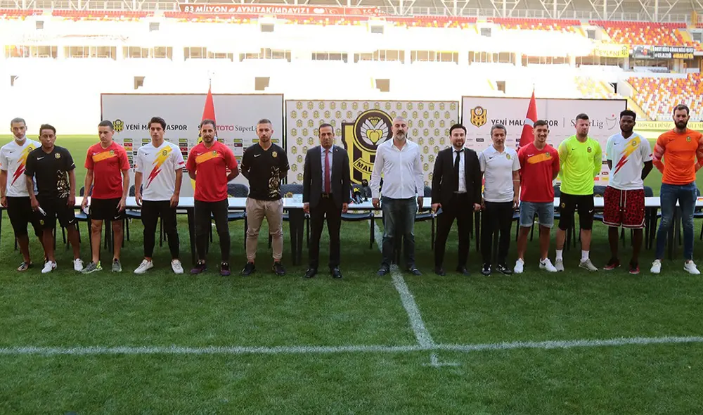 Christian Cueva es uno de los nueve fichajes de Malatyaspor para esta temporada. Foto: @YMSkulubu