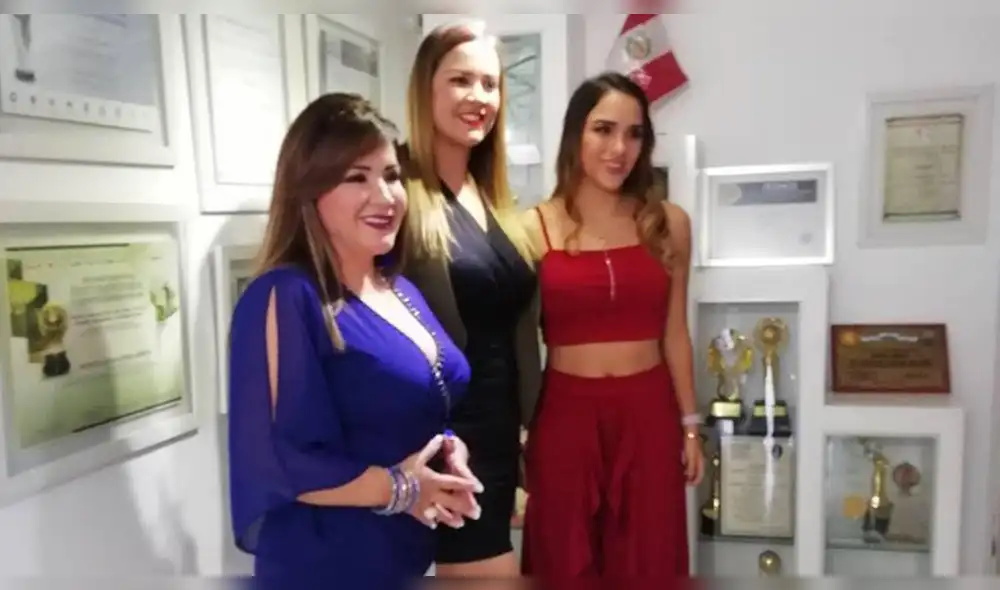 Kalieska Arroyo y Marina Mora firman convenio comercial Kalieska Arroyo y Marina Mora firman convenio comercial