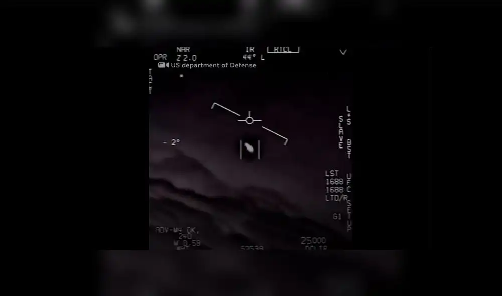 El primero de los tres avistamientos de ovni. El piloto describe la situación mientras observa el objeto no identificado. Captura de video / To The Stars.