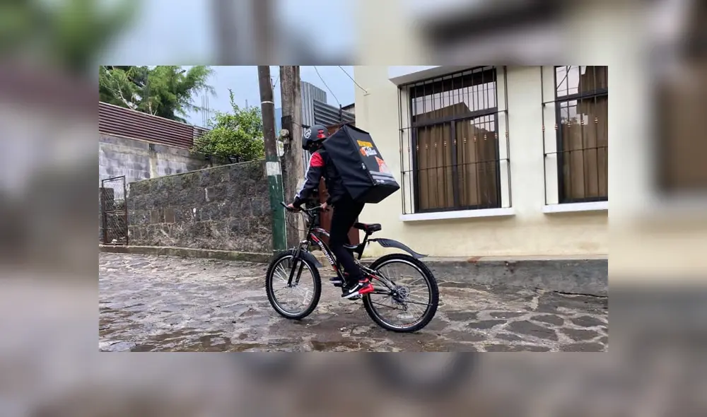 El niño recibió una bicicleta y una mochila para que pueda hacer más fácil su trabajo. Foto: Facebook El niño recibió una bicicleta y una mochila para que pueda hacer más fácil su trabajo. Foto: Facebook