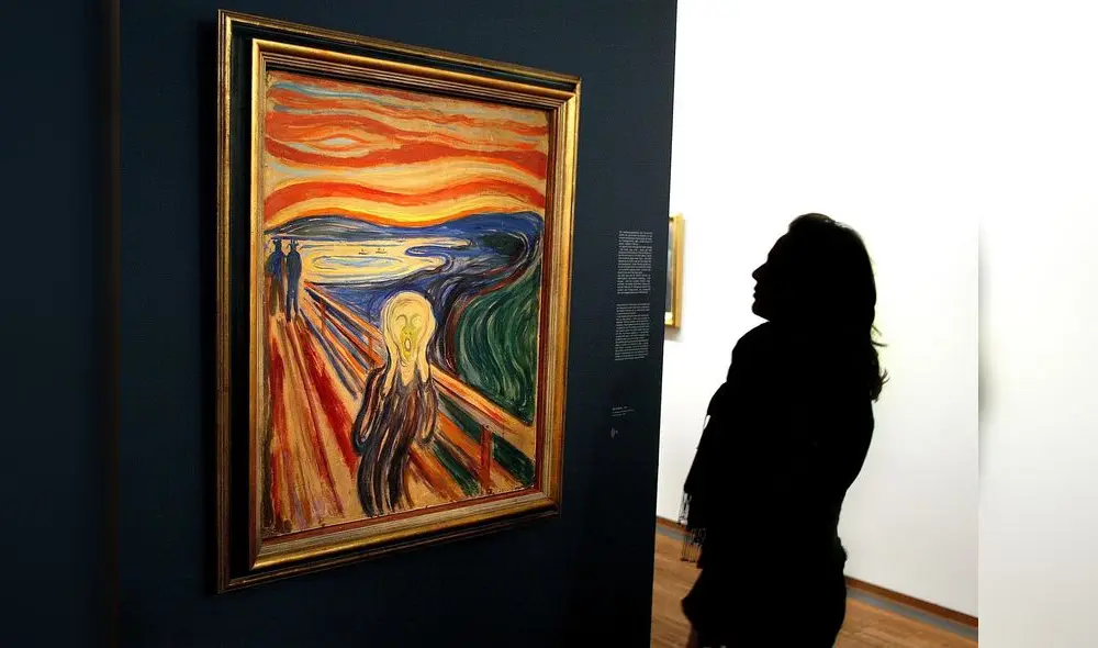 Una visitante observa la famosa pintura de Edvard Munch "El Grito" en el museo Munch, en Oslo.