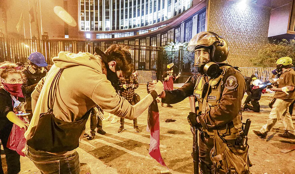 Valores. Los jóvenes solo querían expresar su indignación contra los que llamaron 'dinosaurios'. No se les entendió. Foto: Oswald Charca / La República