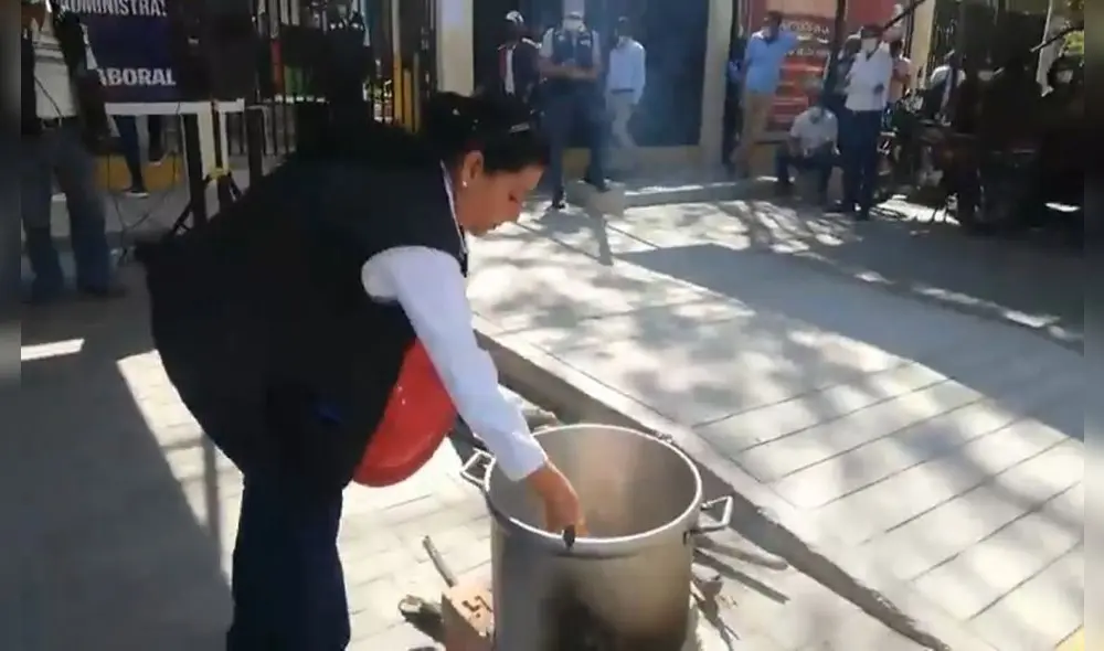 Trabajadores de salud realizan olla común en señal de protesta. Foto: Eder Alzamora.