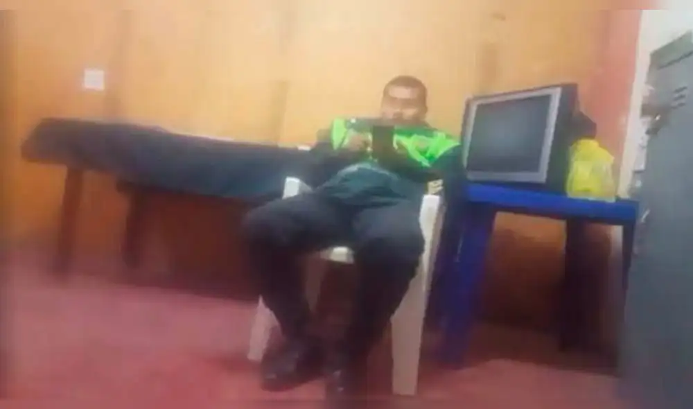 Intervenido no puede ir al baño pese a suplicarselo a un Policía [VIDEO]