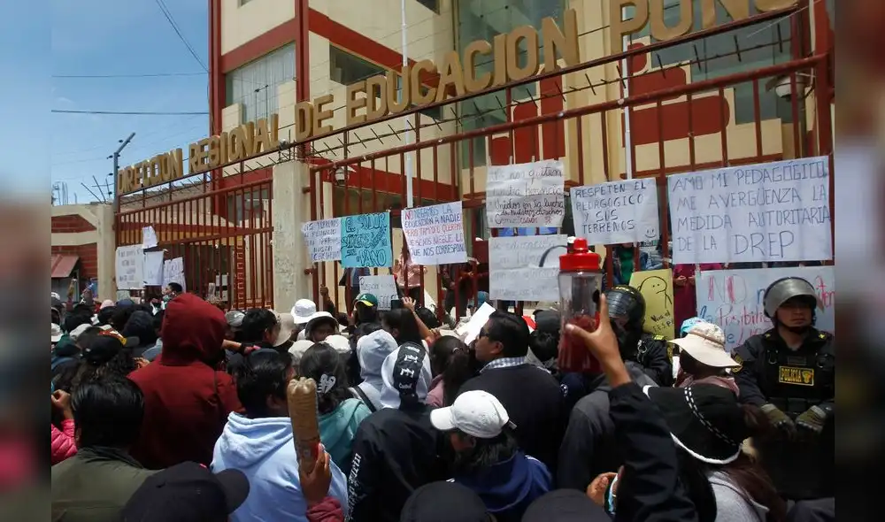 Puno. padres de familia fueron a protestar a la sede de la UGEL. Foto Juan Carlos Cisneros - LR