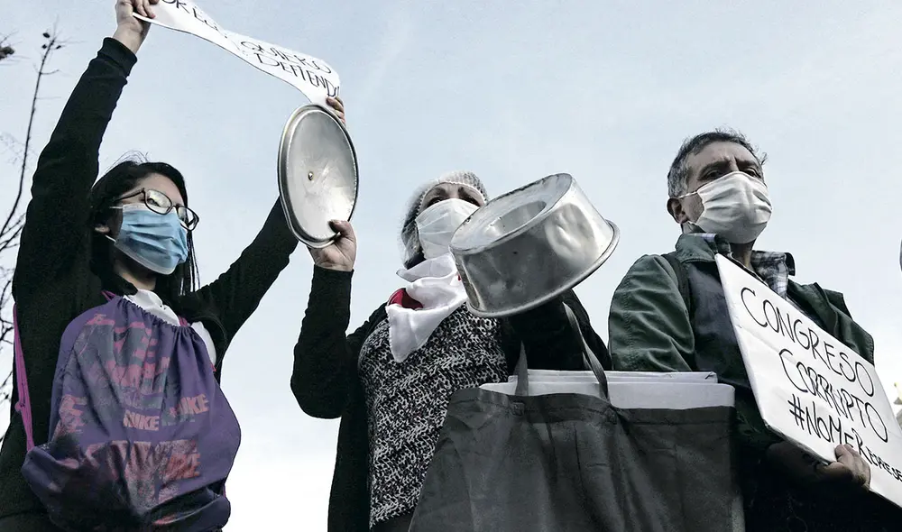 Cacerolazo. En los distritos, las familias se manifestaron. Foto: Jorge Cerdán/La República