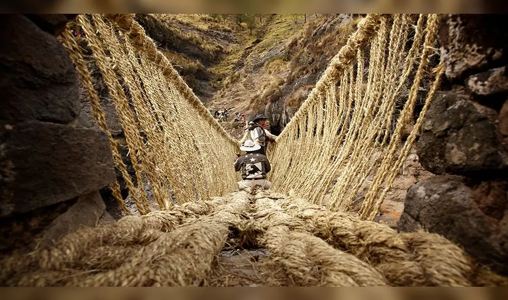 Q’eshwachaka es un puente hecha de sogas de ichu trenzadas por varones y mujeres