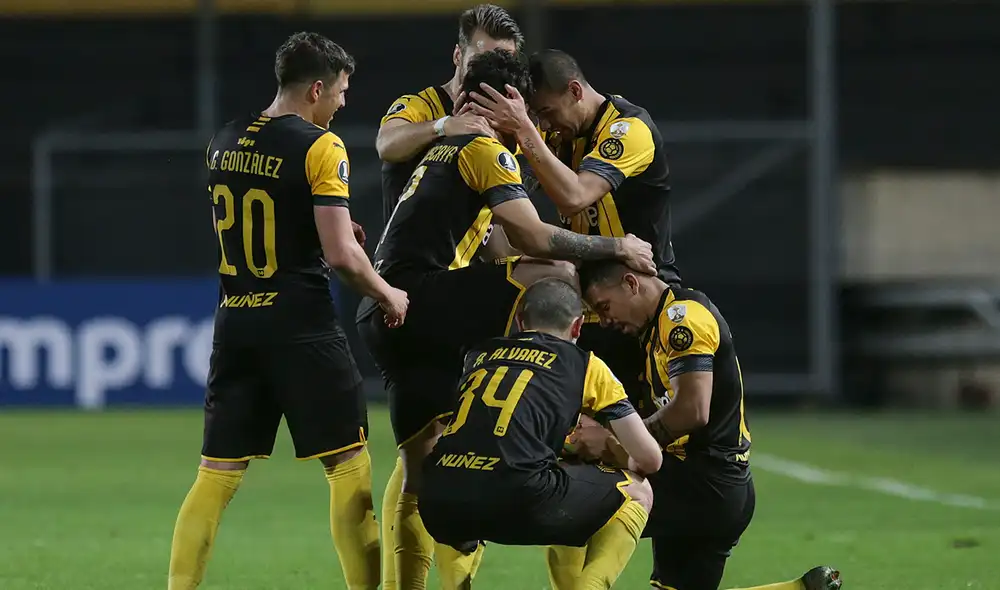 Peñarol y Atlético Paranaense se enfrentan en Montevideo por la última jornada de la fase de grupos de la Copa Libertadores. Foto: AFP