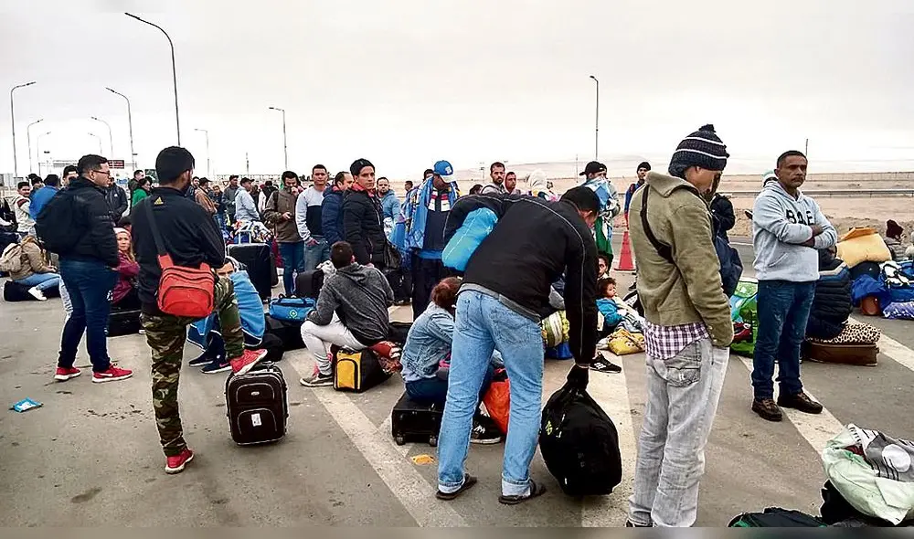 varados. Cientos de venezolanos se quedaron en frontera Perú-Chile por no tener visa. varados. Cientos de venezolanos se quedaron en frontera Perú-Chile por no tener visa.