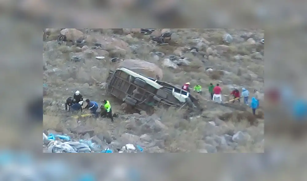 Arequipa: Custer con pasajeros cae a barranco tras choque con auto en Yura [FOTOS Y VIDEO]