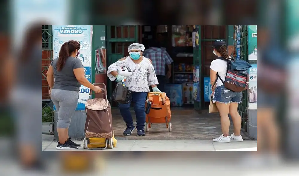 Grupo de personas que realizaban sus compras el martes en Lima. Foto: EFE