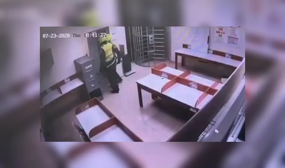 Tras apoderarse del dinero, los cuatro delincuentes escaparon en dos motocicletas. Foto: Policía de Barranquilla Tras apoderarse del dinero, los cuatro delincuentes escaparon en dos motocicletas. Foto: Policía de Barranquilla