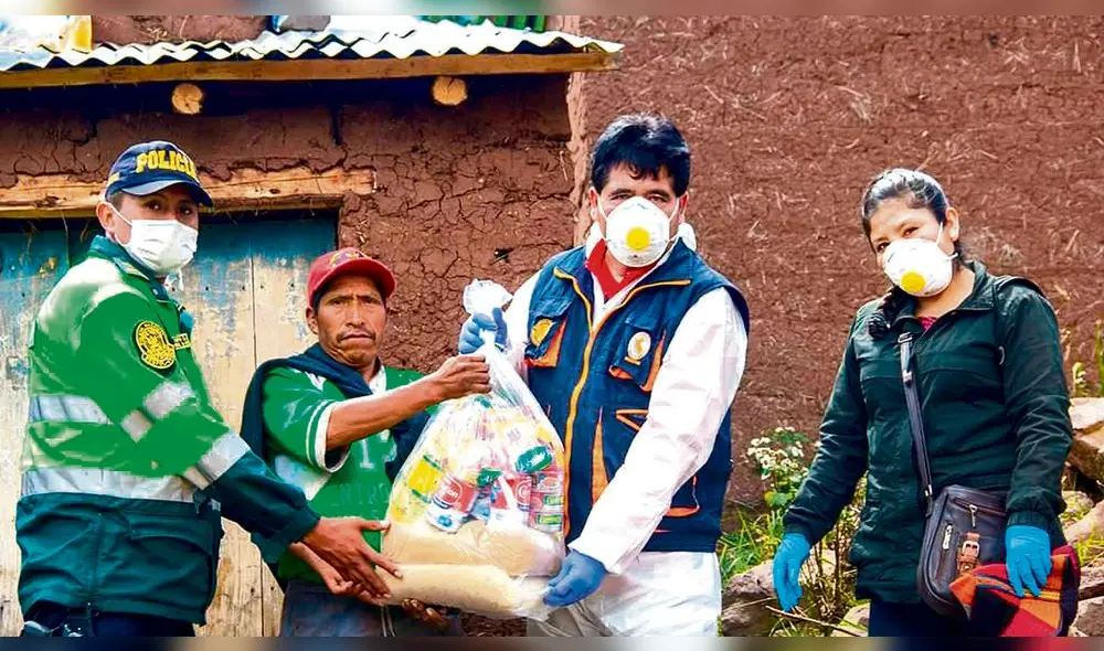 Entrega. El alcalde de Santiago, Fermín García, entregó víveres a pobladores.