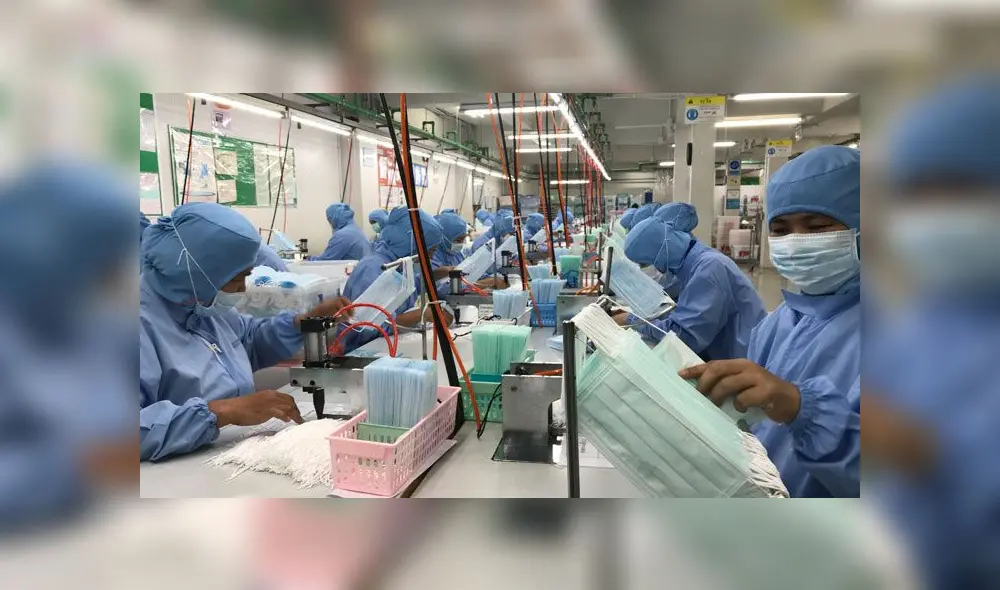 La producción de mascarillas en China. Foto: AFP.