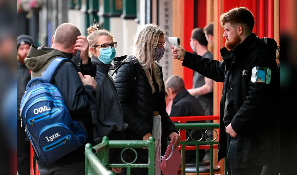 A market trader shows different currency notes in Caracas on March 10, 2019, during the third day of a massive power outage which has left Venezuelans without communications, electricity and water. - The unprecedented power outage already left 15 patients dead and threatens to extend indefinitely, increasing distress for the severe political and economic crisis hitting the oil-rich South American nation. (Photo by Cristian Hernandez / AFP)