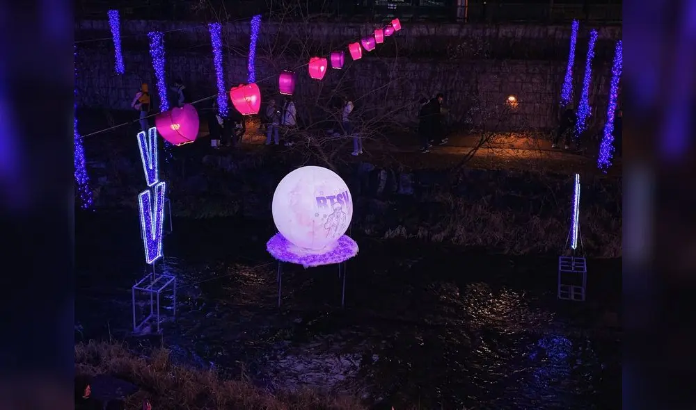 Imagen del "V PURPLE ZONE", un sitio dedicado al cumpleaños de Kim Taehyung de BTS.