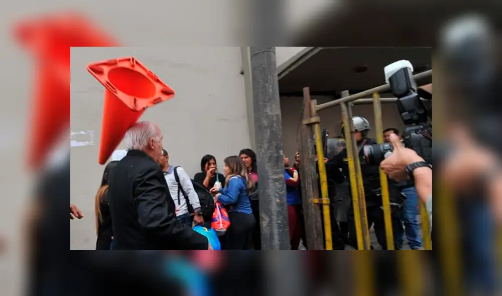 En Facebook, el excongresista Carlos Tubino se animó a posar con un cono de tránsito, luego de su incidente. Foto: La República. En Facebook, el excongresista Carlos Tubino se animó a posar con un cono de tránsito, luego de su incidente. Foto: La República.