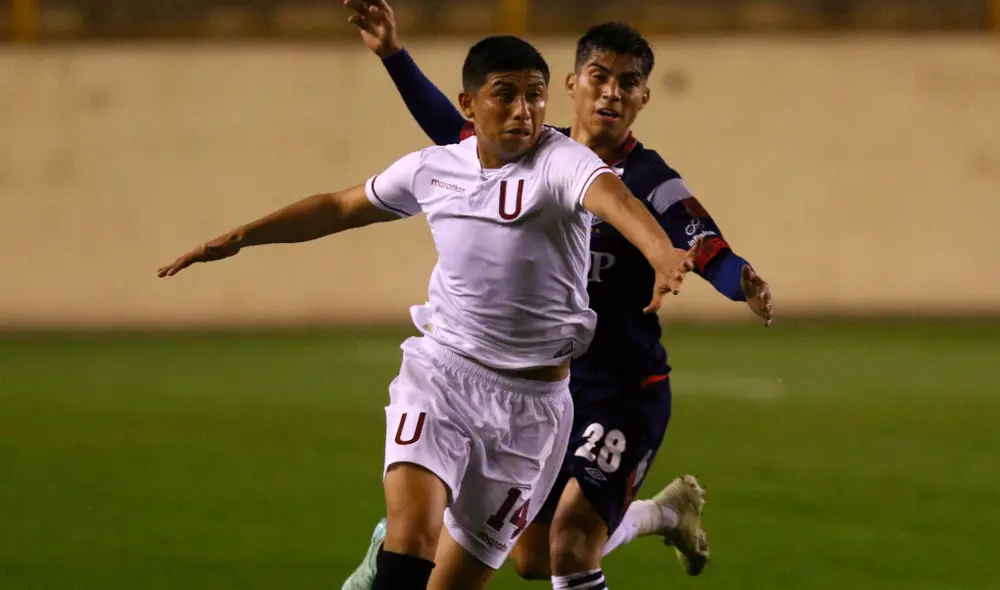 Brayan Velarde en indiscutible en la zaga central de Universitario de Deportes con Ángel Comizzo. | Foto: GLR