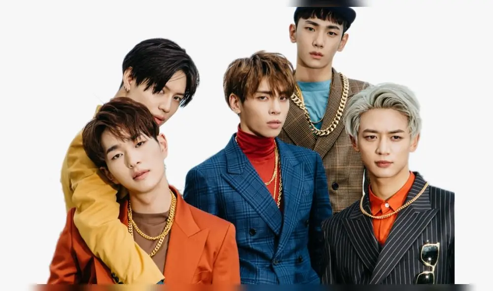 Jonghyun al centro junto a sus compañeros de SHINee.